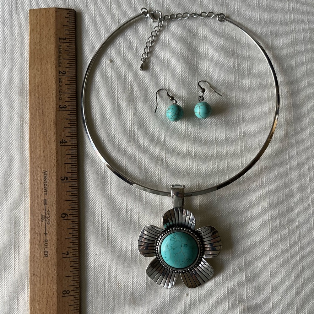 Silver Tone Chocker Necklace w/Faux-Turquoise Flower Pendant & Pierced Earrings